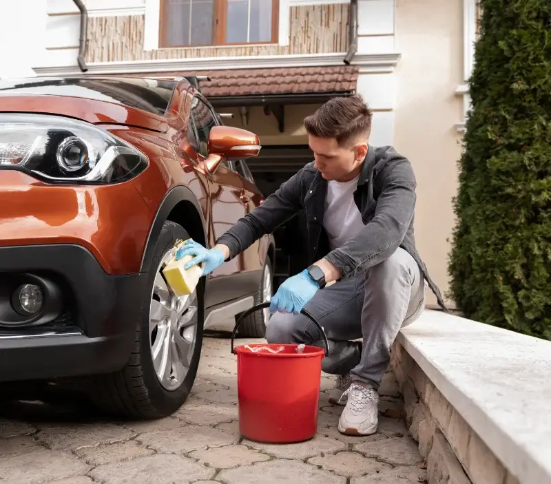 Lavage auto à domicile Saint-Alban-Auriolles : professionnel intervenant sur un véhicule